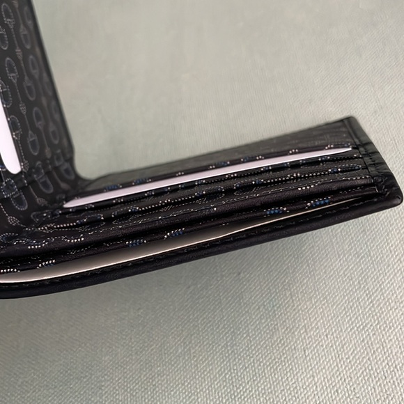 Authentic Gucci Bi-Fold Leather Wallet - Picture 10 of 11